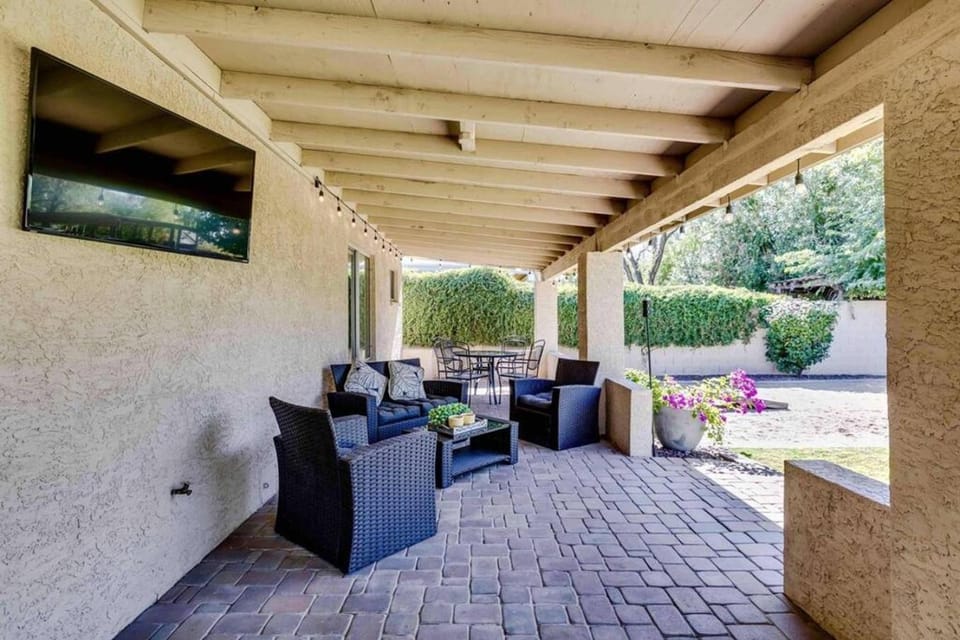 Spacious Backyard W Free Heated Pool, Tv and Bbq House in Scottsdale