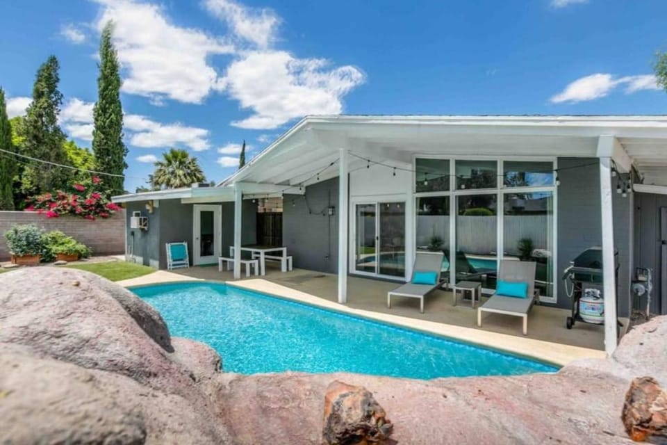 Walk to Old Town, FREE Heated Pool w Waterfall House in Scottsdale