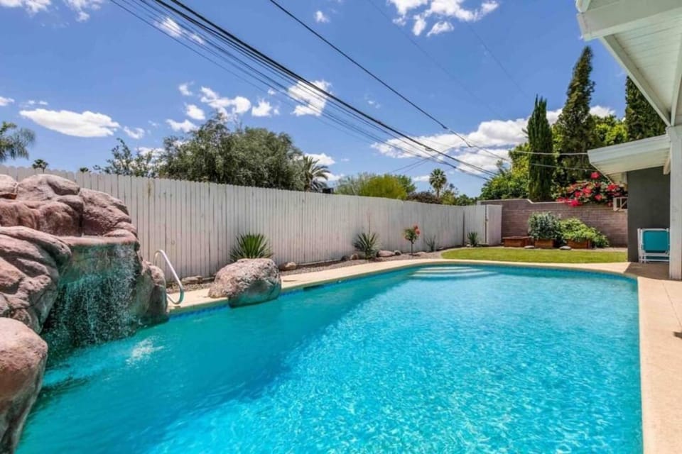 Walk to Old Town, FREE Heated Pool w Waterfall House in Scottsdale