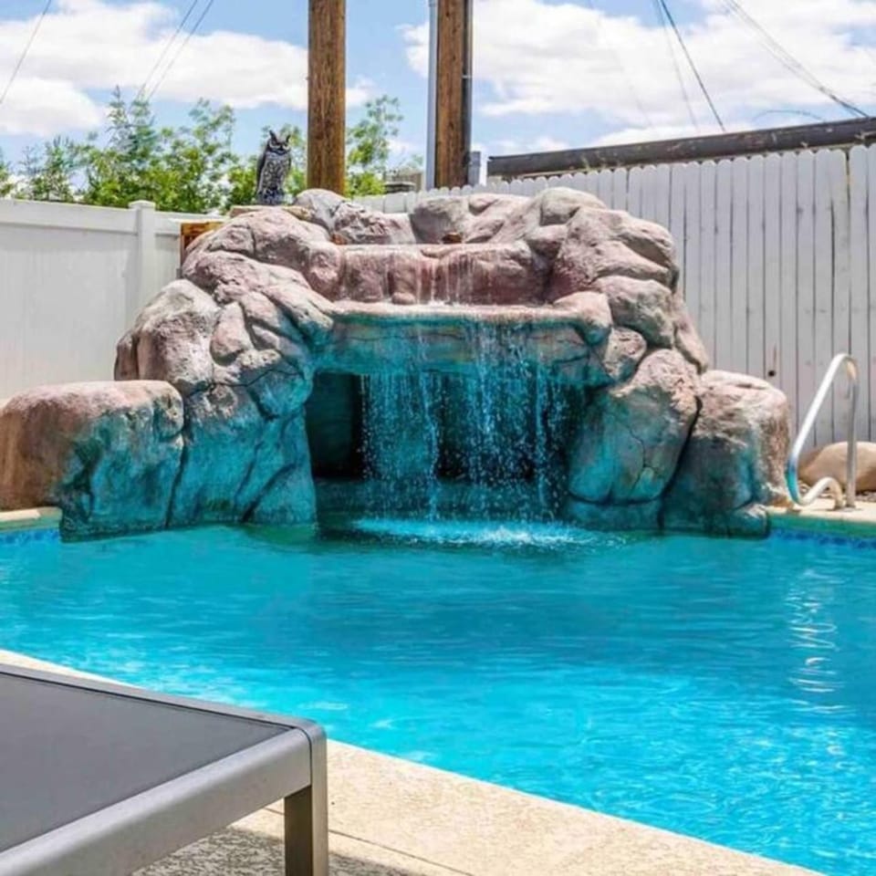 Walk to Old Town, FREE Heated Pool w Waterfall House in Scottsdale