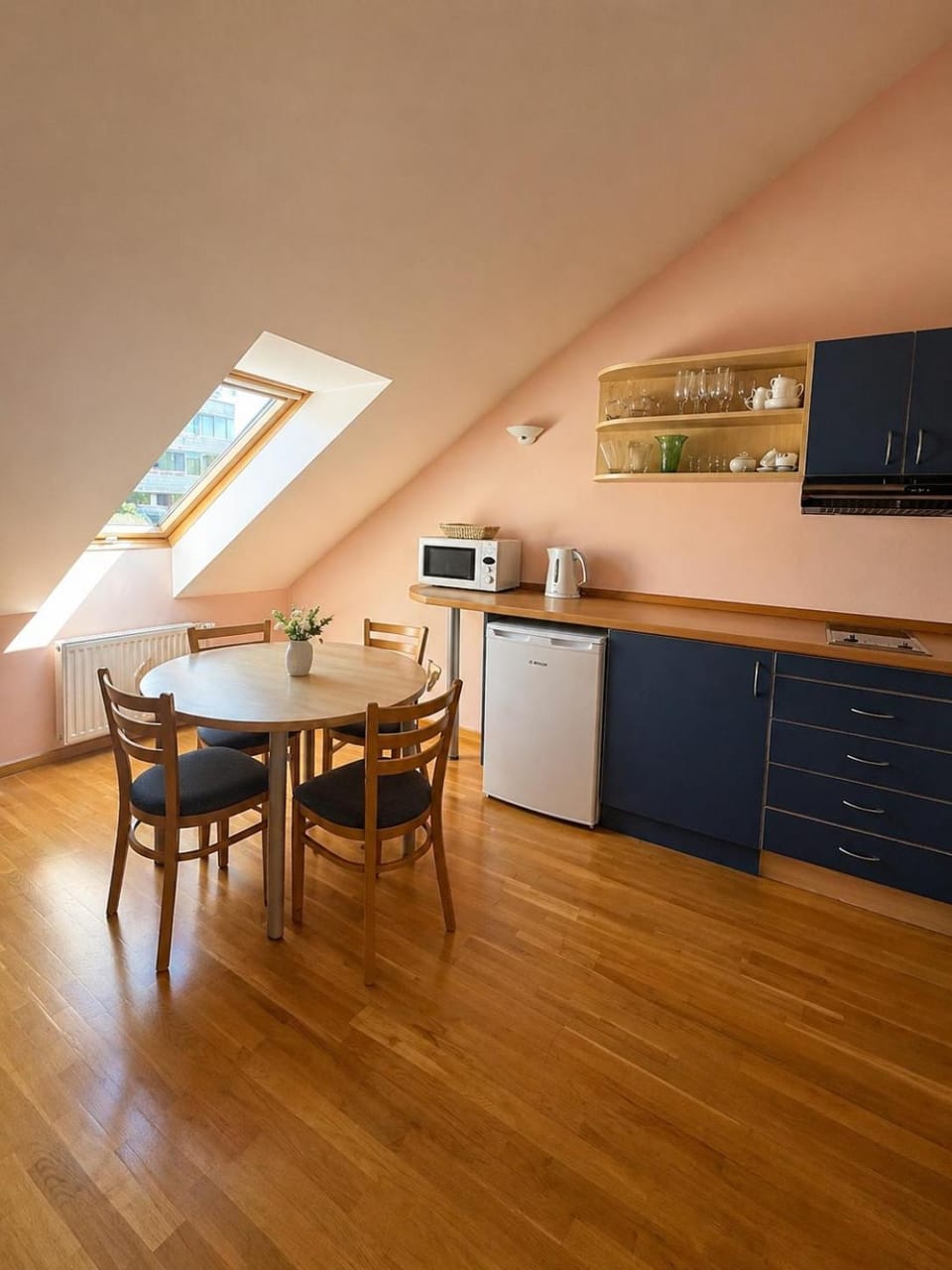 Kitchen or kitchenette, Dining area, stove