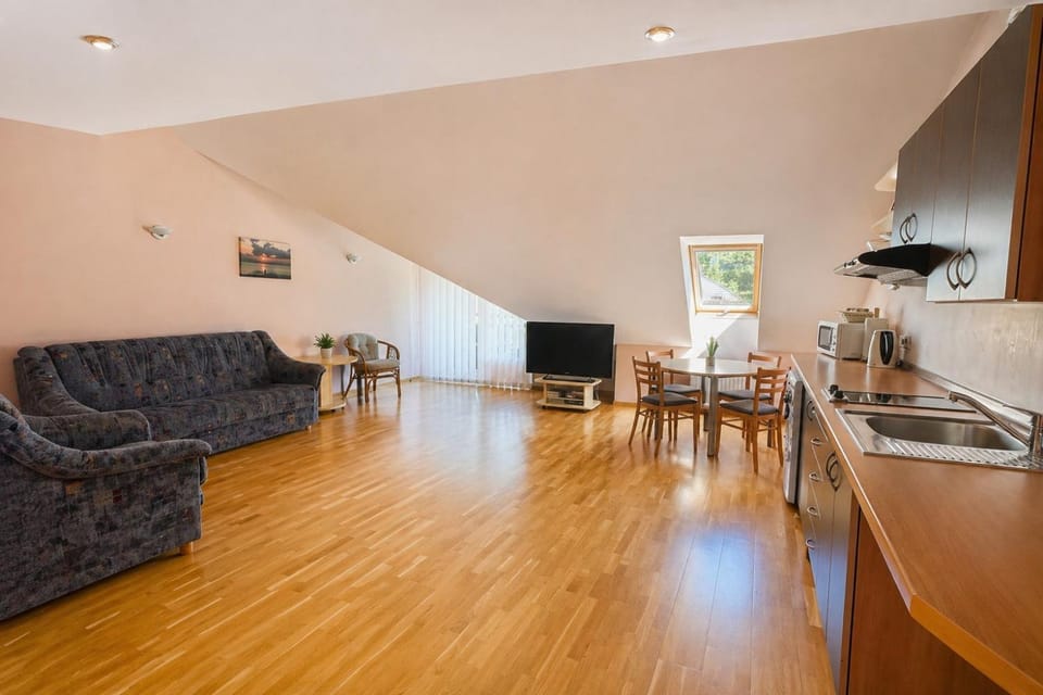 TV and multimedia, Kitchen or kitchenette, Living room, Seating area, Dining area