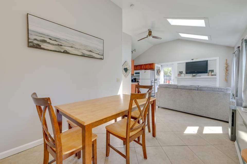 Close to Beach & P-Town! Cottage w/ Bay Views House in North Truro