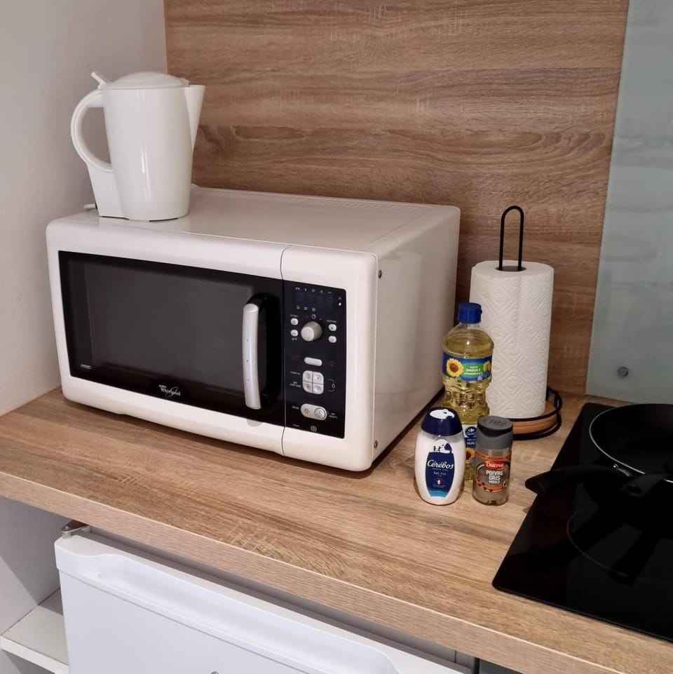 Coffee/tea facilities, microwave