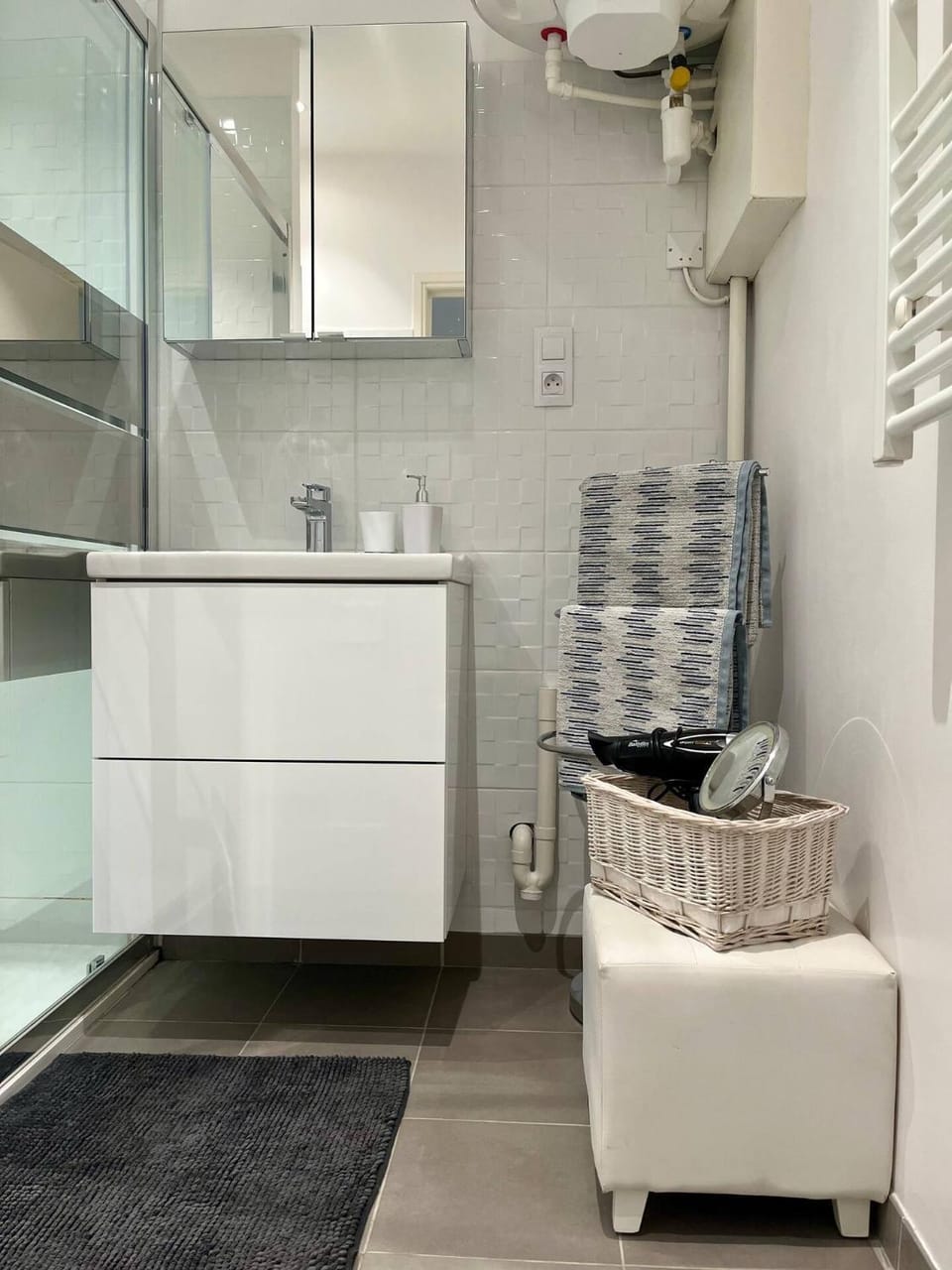 Shower, Bathroom, hair dryier, towels