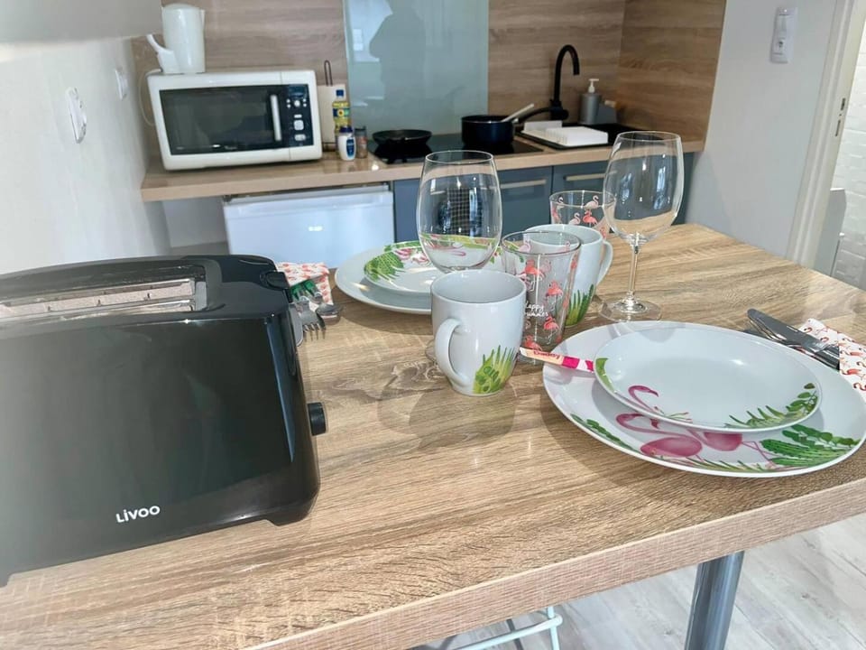 Coffee/tea facilities, Dining area, microwave, stove, toaster, kitchen