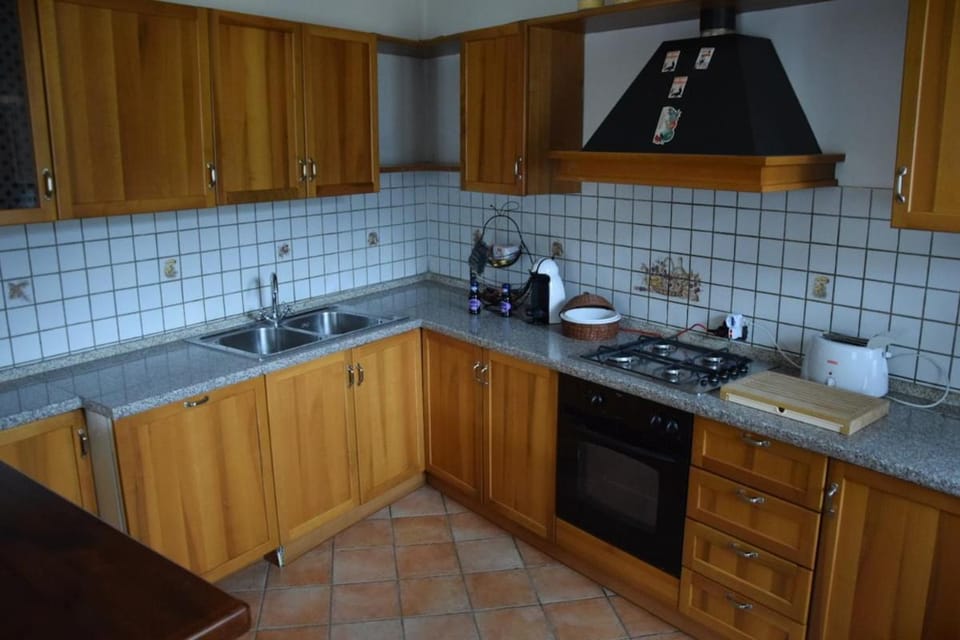 Kitchen or kitchenette, dishwasher, stove