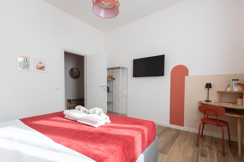 Bed, TV and multimedia, Photo of the whole room, Bedroom, flat iron, towels