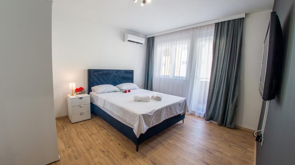 Bed, TV and multimedia, Photo of the whole room, Bedroom, towels