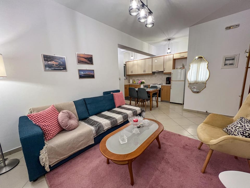 Kitchen or kitchenette, Living room, Seating area, Dining area