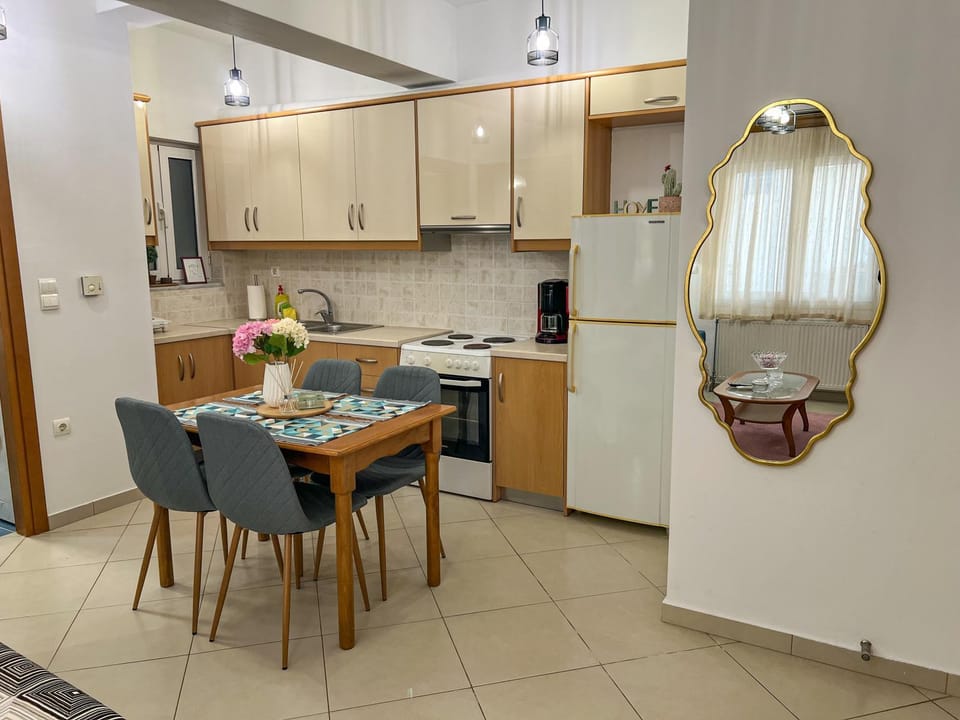 Kitchen or kitchenette, Dining area, minibar, oven, stove