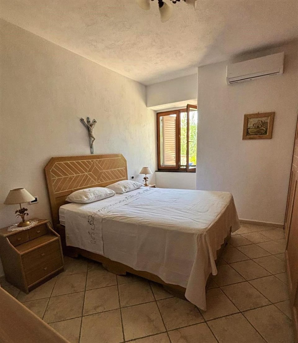 Bedroom, air conditioner