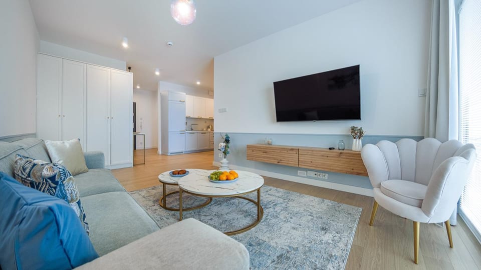 TV and multimedia, Kitchen or kitchenette, Living room, Seating area, Dining area