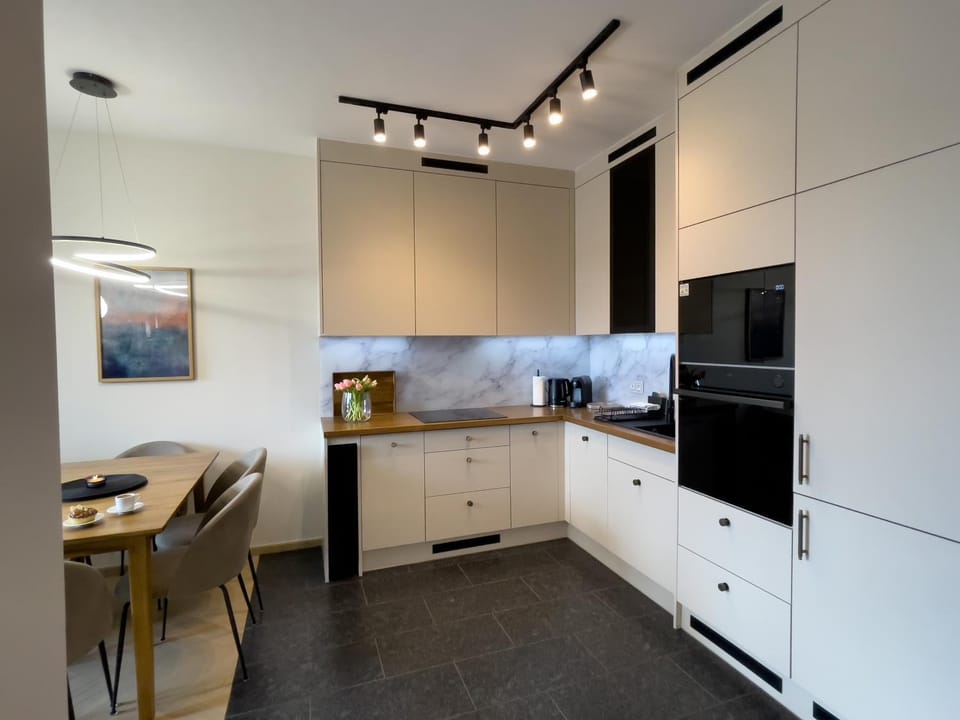 URBAN APARTMENTS Global Premium 5th Floor - No 03 - Air Condition - Balcony - Free Garage Apartment in Poland