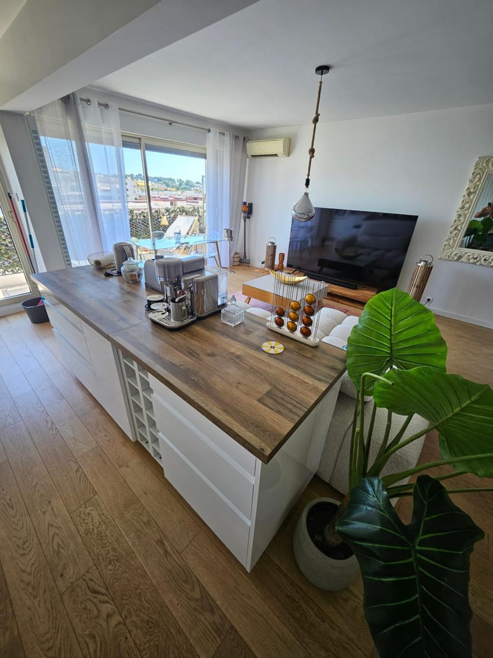 Kitchen or kitchenette, Seating area, Dining area