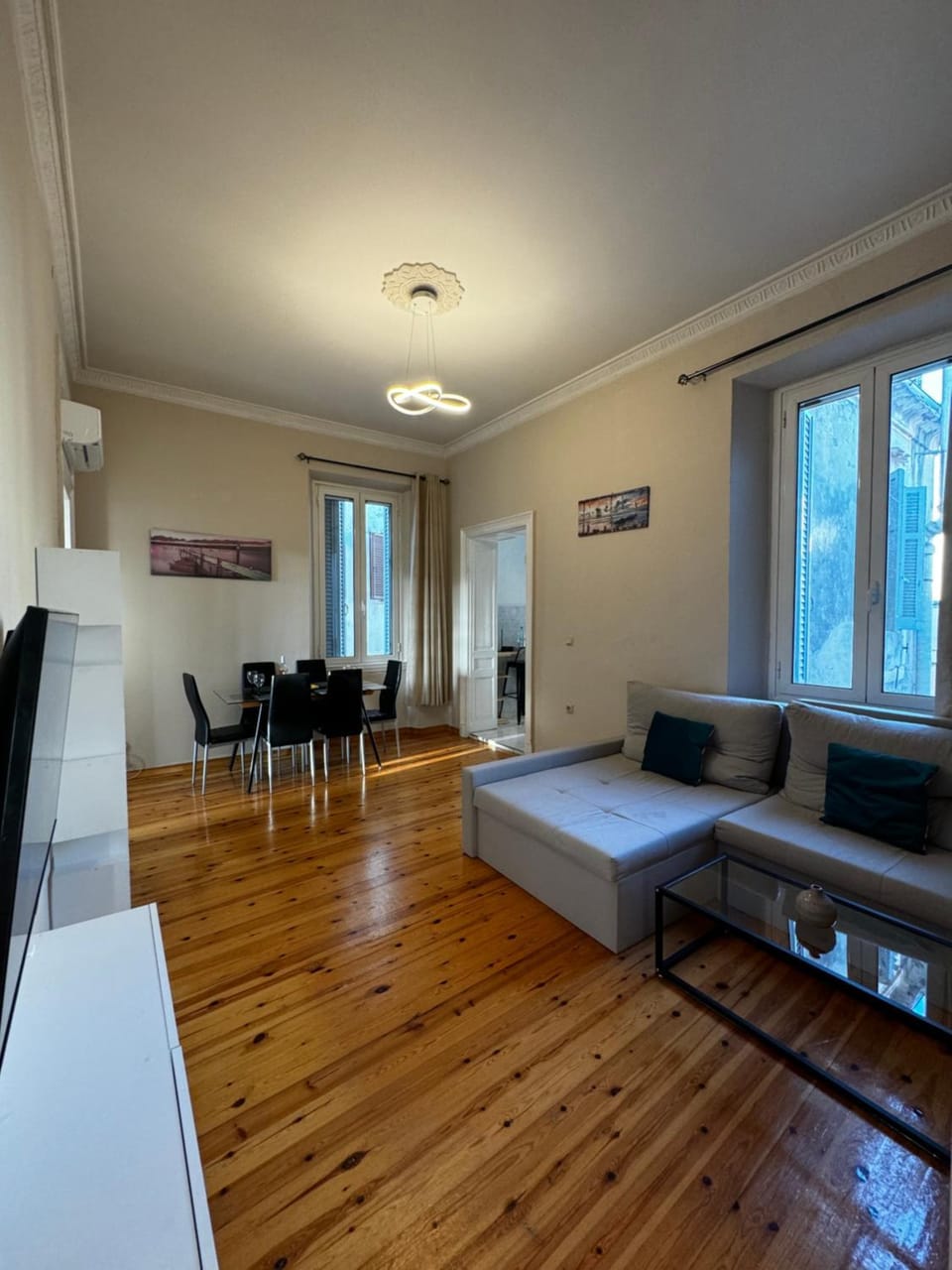 TV and multimedia, Living room, Seating area, Dining area, internet, air conditioner