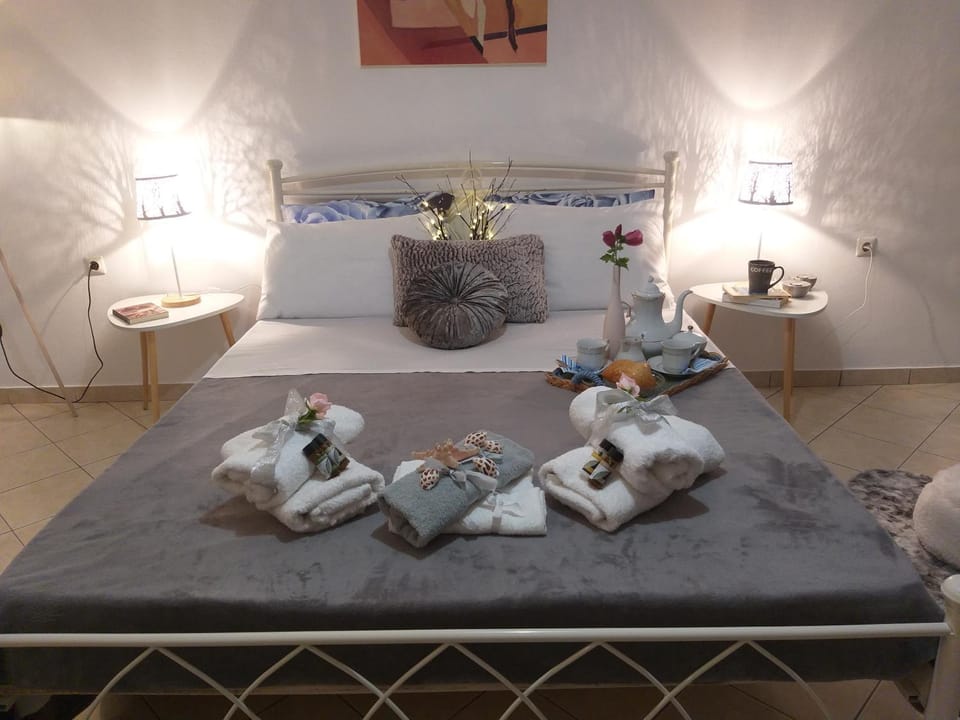 Bed, Bedroom, towels