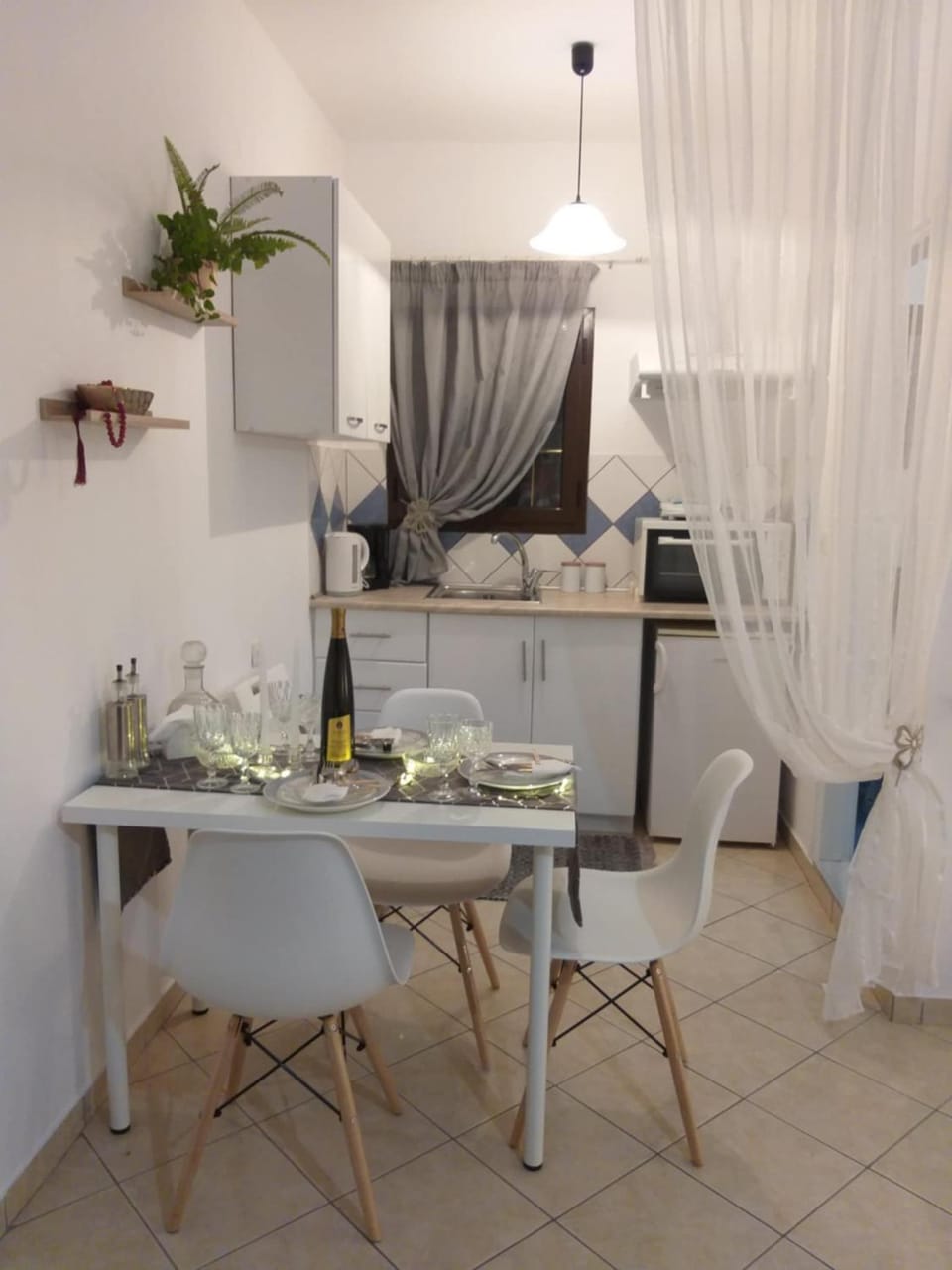 Kitchen or kitchenette, Dining area