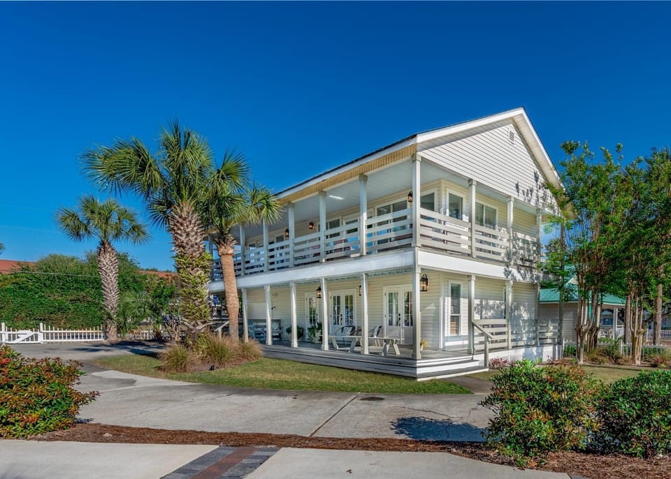 Gulf views, steps to beach, Pool, Walk To Dining House in Destin