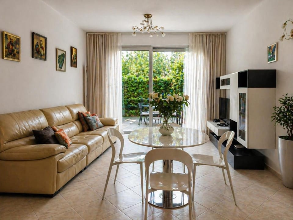 Communal lounge/ TV room, TV and multimedia, Living room, Seating area, Dining area, Evening entertainment