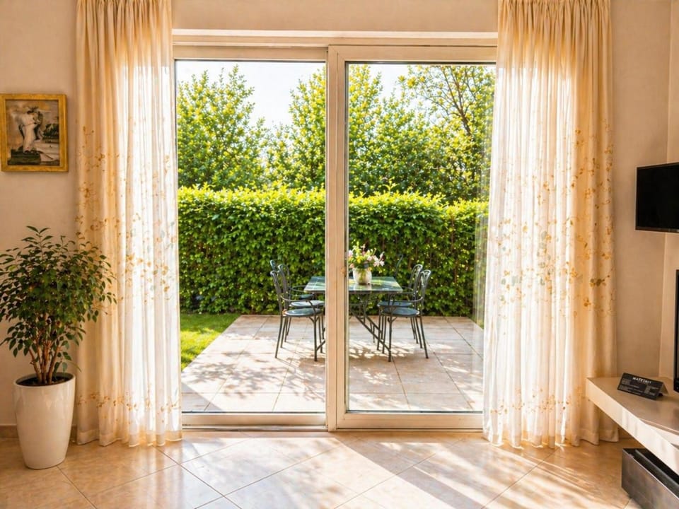 Patio, Communal lounge/ TV room, Spring, Day, Garden, TV and multimedia, View (from property/room), Balcony/Terrace, Evening entertainment, Garden view