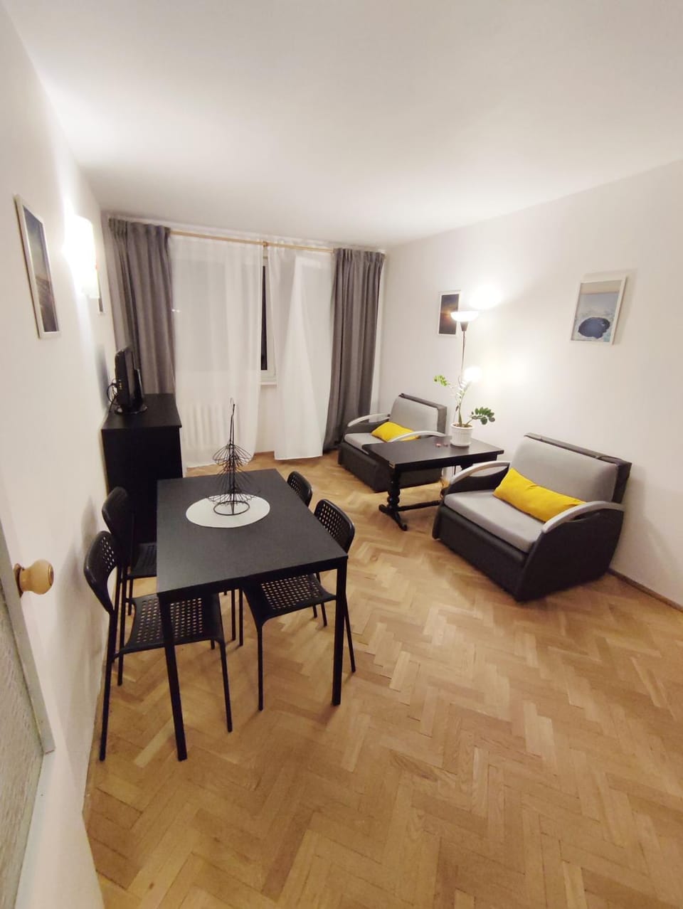 Bed, Living room, Photo of the whole room, Seating area, Dining area, Bedroom