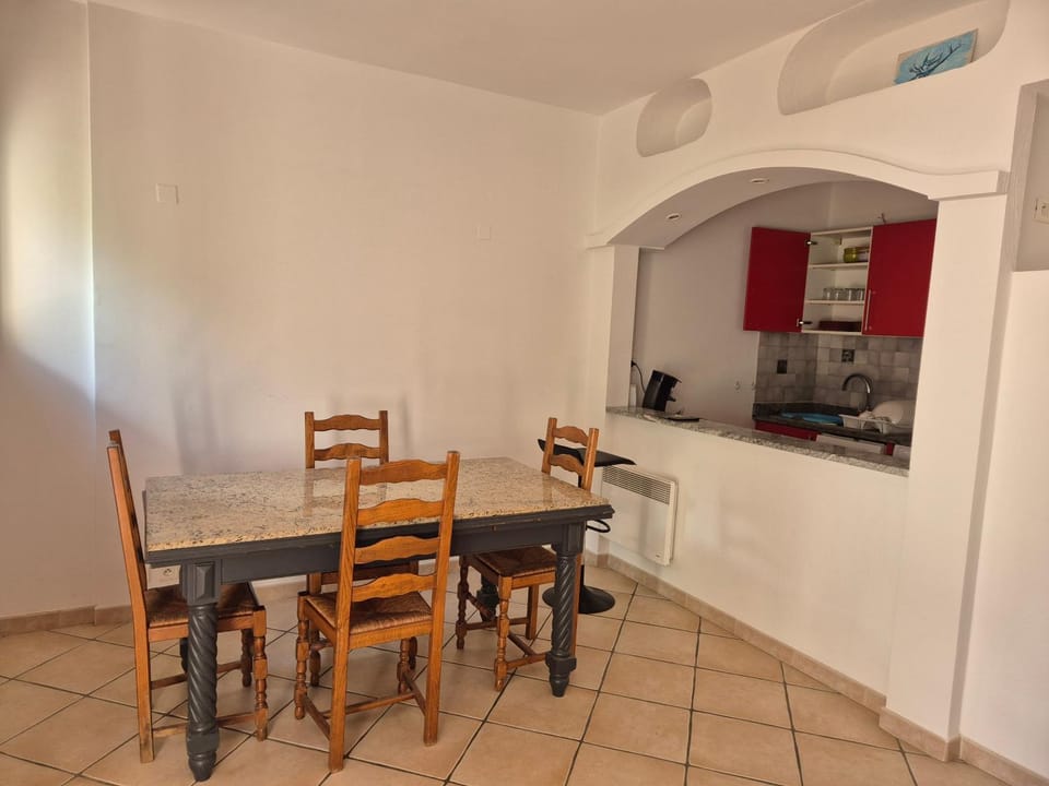 Joli appartement climatisé avec terrasse à moin 10 minutes à pieds de la plage Apartment in Calvi