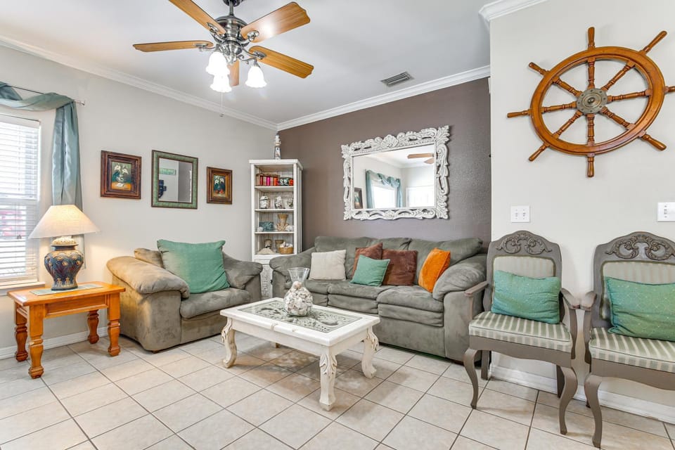 South Padre Island: Pool Access, 1 Block to Beach! House in South Padre Island