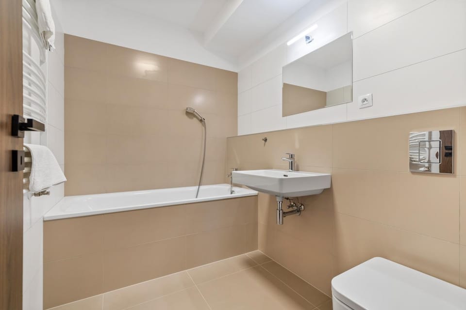 Shower, Toilet, Bathroom, Bath, towels