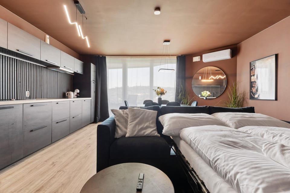 Bed, TV and multimedia, Living room, Photo of the whole room, Seating area