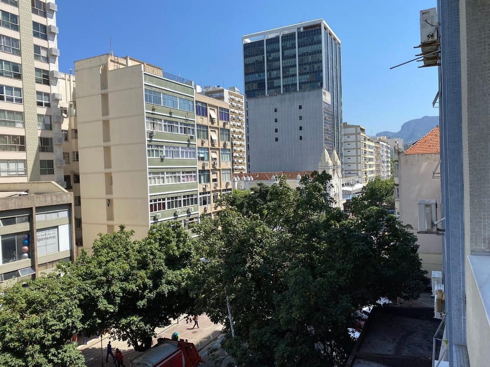 Three suites, two blocks from the beach. Apartment in Rio de Janeiro