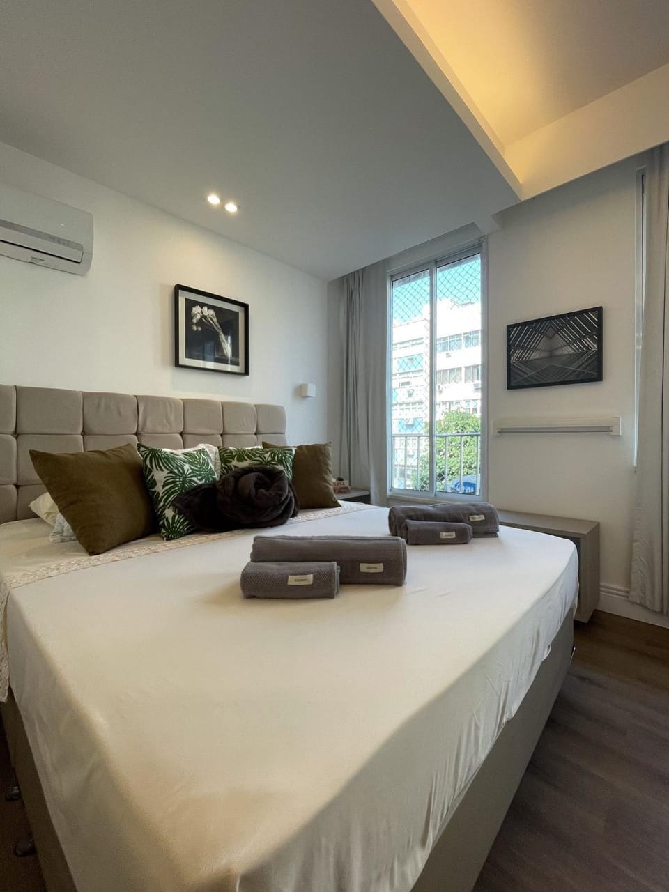 Three suites, two blocks from the beach. Apartment in Rio de Janeiro