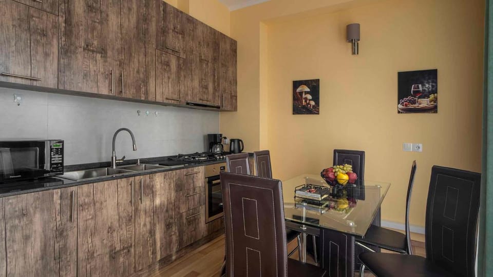 Kitchen or kitchenette, Dining area