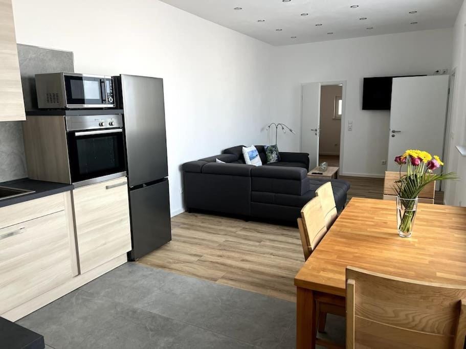 Living room, Seating area, Dining area, oven
