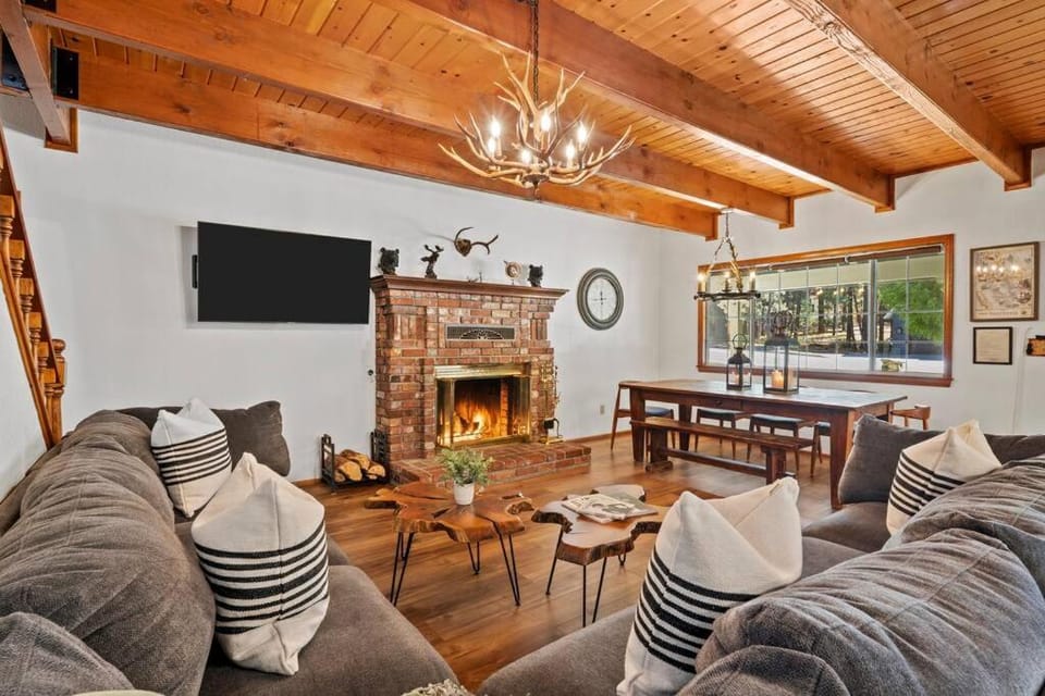 Big Bear Lake Sleep 16 Villa in Big Bear