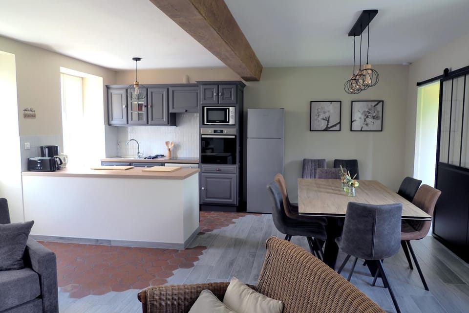 Kitchen or kitchenette, Dining area