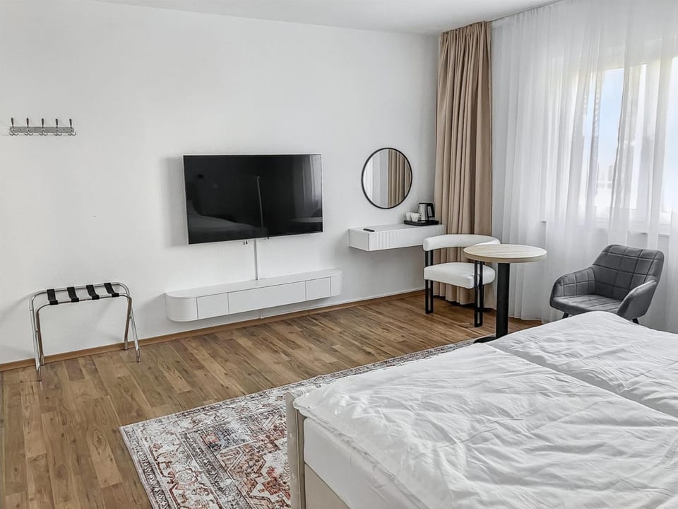 Bed, TV and multimedia, Living room, Photo of the whole room, Seating area, Evening entertainment, Bedroom