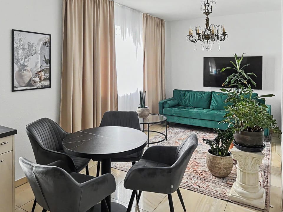 TV and multimedia, Living room, Seating area, Dining area
