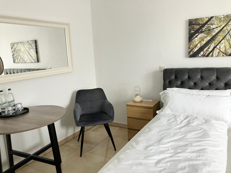 Bed, Living room, Photo of the whole room, Seating area, Bedroom