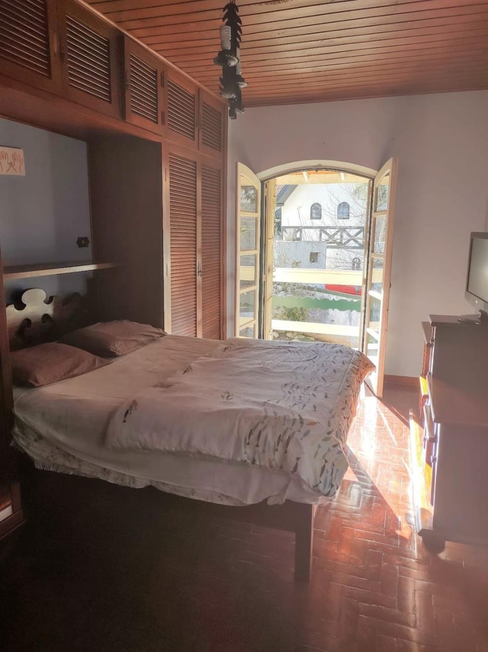 Bed, TV and multimedia, Photo of the whole room, Bedroom