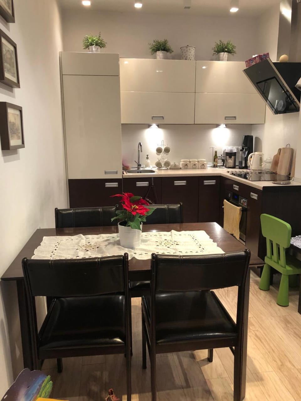 Kitchen or kitchenette, Seating area, Dining area, stove