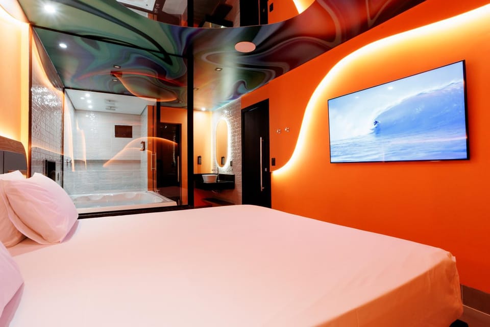 Bed, Hot Tub, TV and multimedia, Photo of the whole room, Evening entertainment, Bedroom
