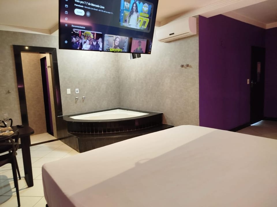 Bed, TV and multimedia, Photo of the whole room, Bedroom