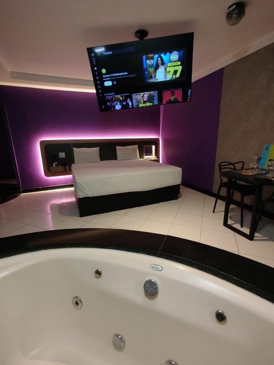 Communal lounge/ TV room, Bed, Hot Tub, TV and multimedia, Photo of the whole room, Evening entertainment, Bedroom, Bath