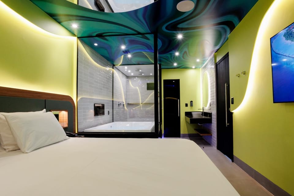 Bed, Hot Tub, TV and multimedia, Photo of the whole room, Bedroom