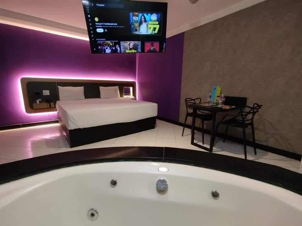 Bed, Hot Tub, TV and multimedia, Photo of the whole room, Bedroom, Bath