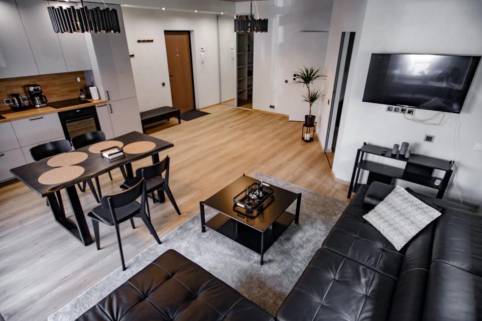 TV and multimedia, Living room, Decorative detail, Seating area, furniture, internet