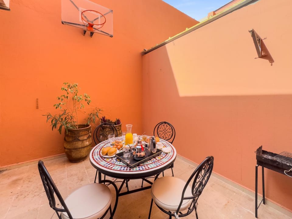 Patio, Day, Seating area, Dining area