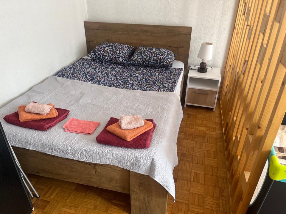 Bed, Photo of the whole room, towels