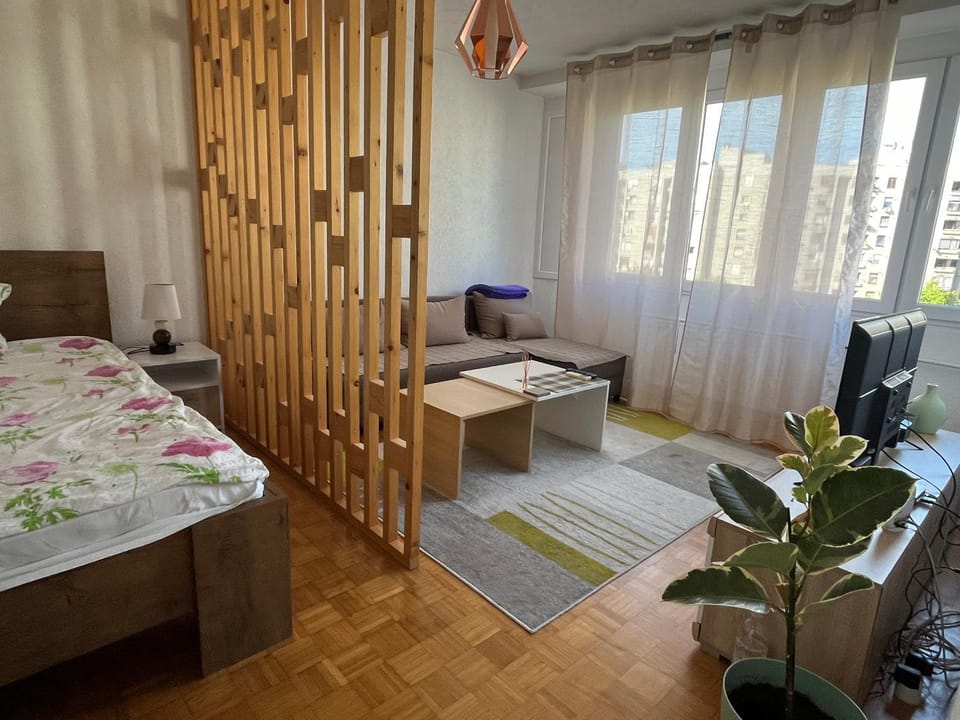 Bed, TV and multimedia, Living room, Seating area, Bedroom